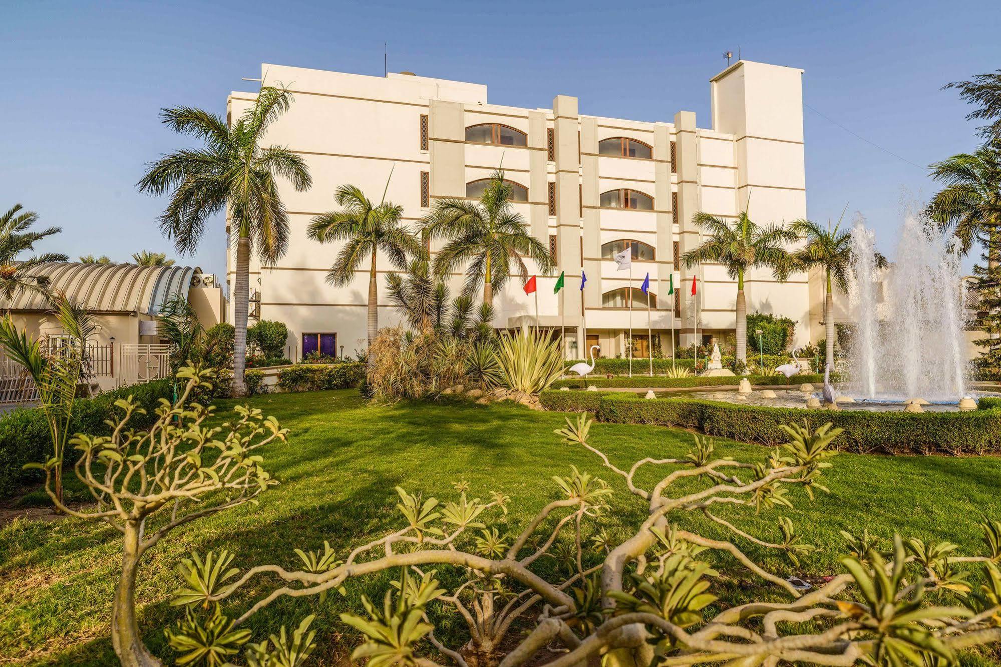 Quality Inn Palms Gandhidham Luaran gambar