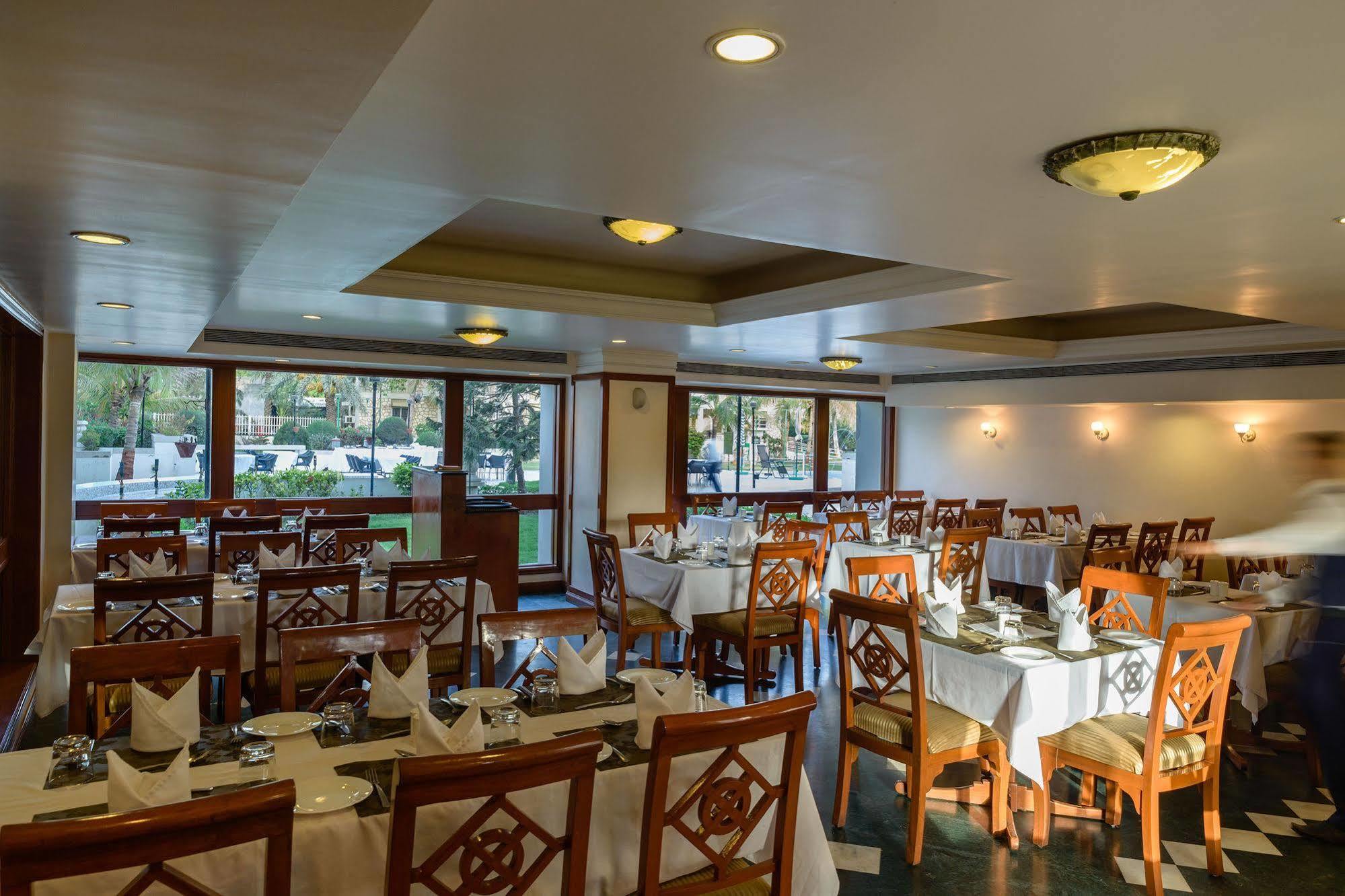 Quality Inn Palms Gandhidham Luaran gambar