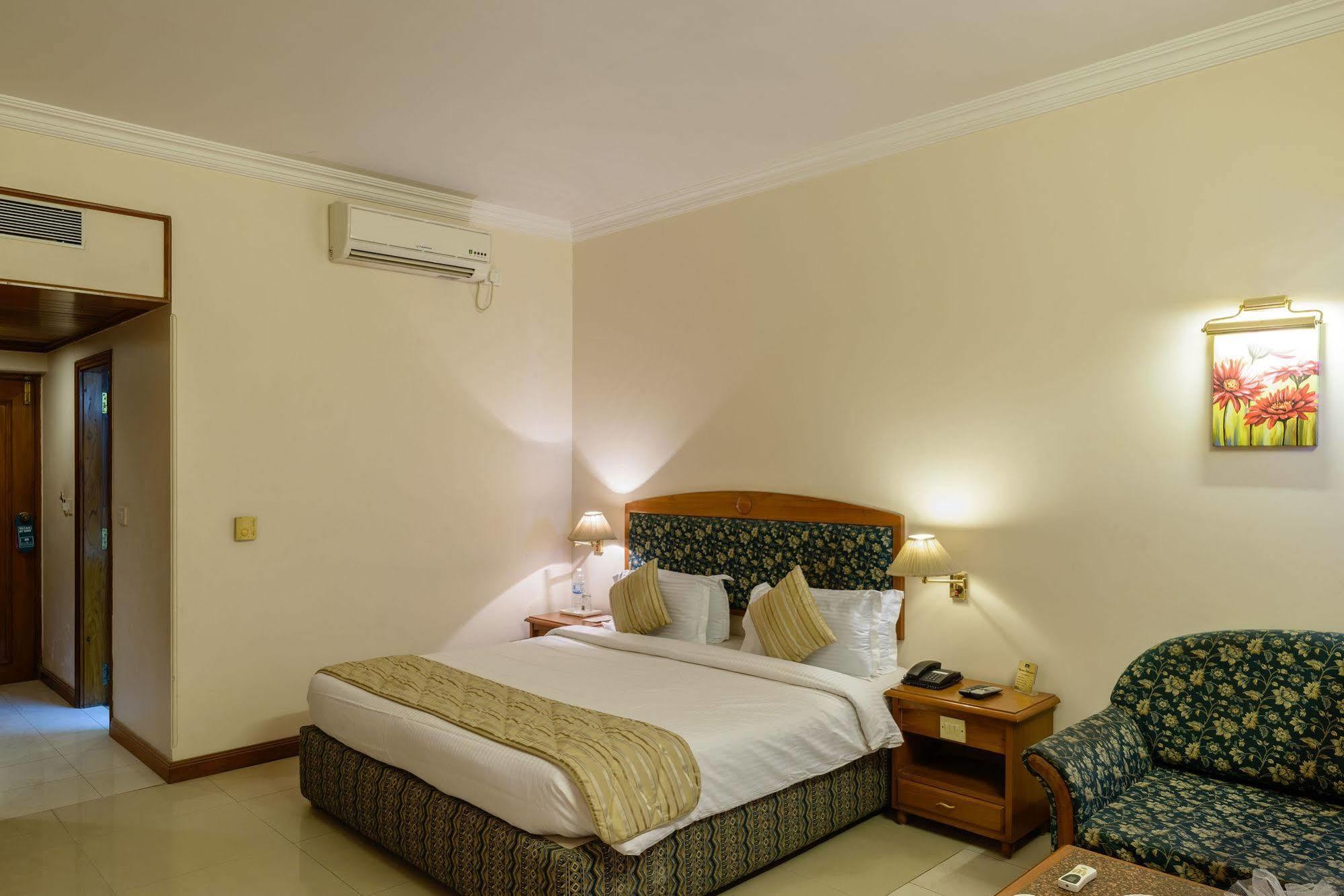 Quality Inn Palms Gandhidham Luaran gambar