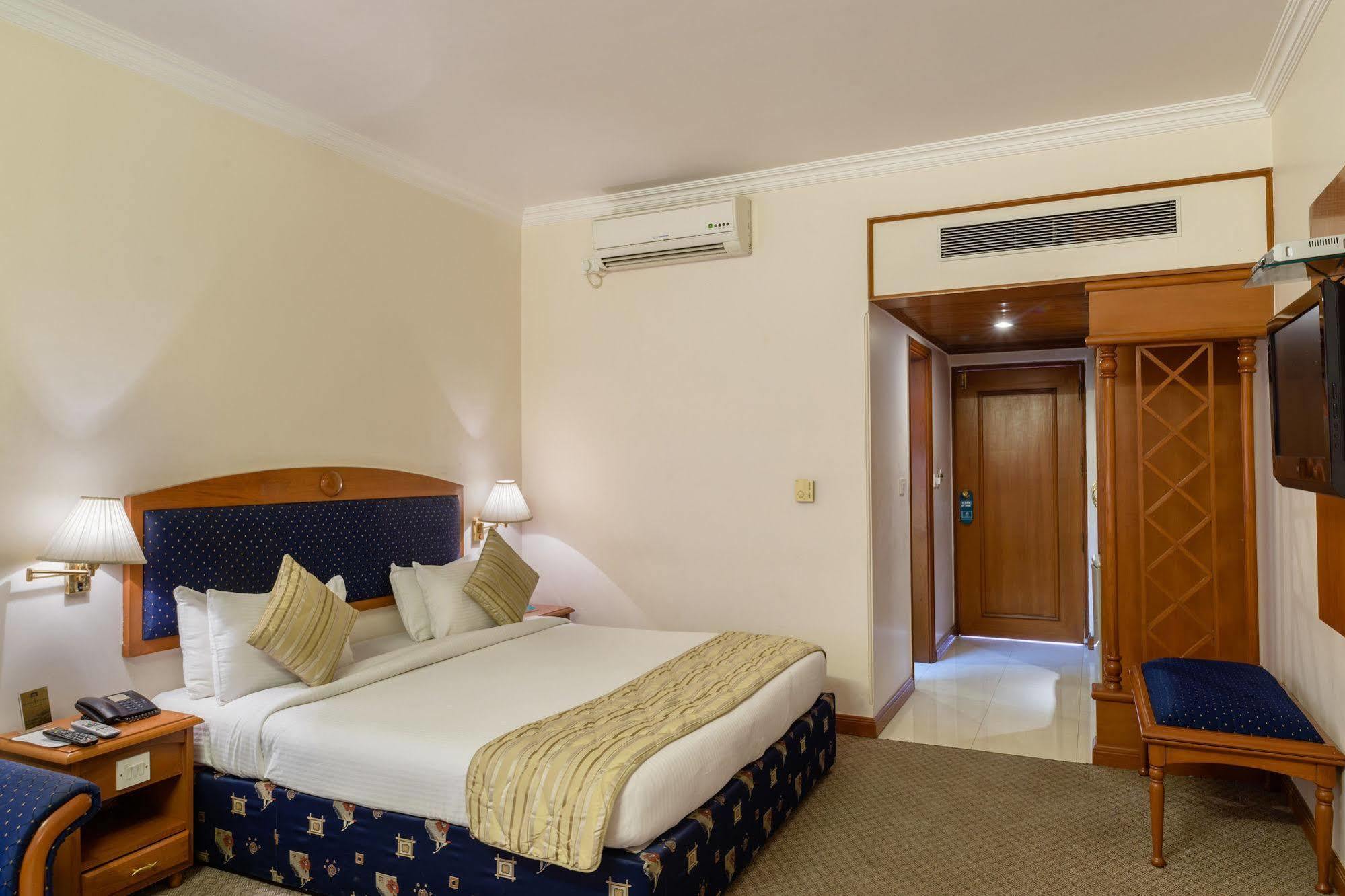 Quality Inn Palms Gandhidham Luaran gambar